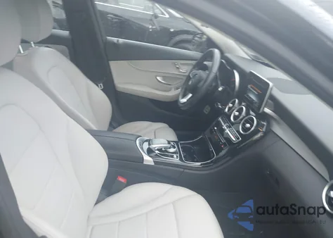 2015 Mercedes-Benz C 300 4Matic/Luxury 4Matic/Sport 4Matic z USA, uszkodzony, nr VIN 55SWF4KB4FU077199